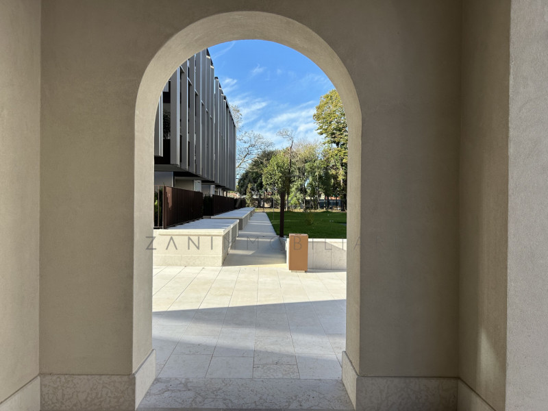 Proponiamo in vendita prestigiosa location dove poter svolgere la propria attività lavorativa in ...