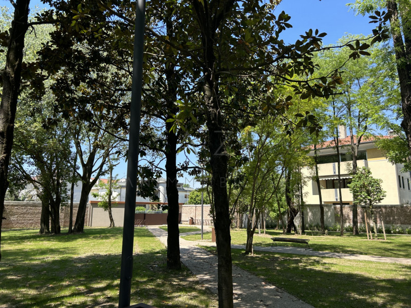 Proponiamo in vendita prestigiosa location dove poter svolgere la propria attività lavorativa in ...