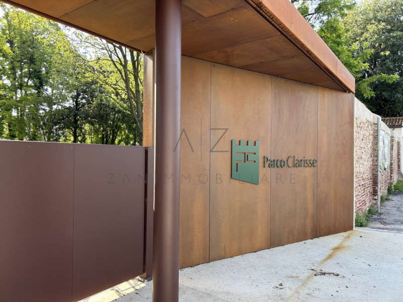 Proponiamo in vendita prestigiosa location dove poter svolgere la propria attività lavorativa in ...