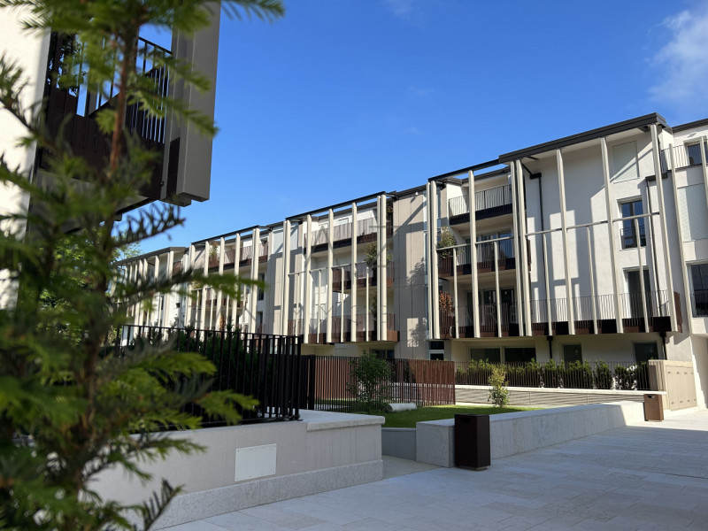 Proponiamo in vendita prestigiosa location dove poter svolgere la propria attività lavorativa in ...