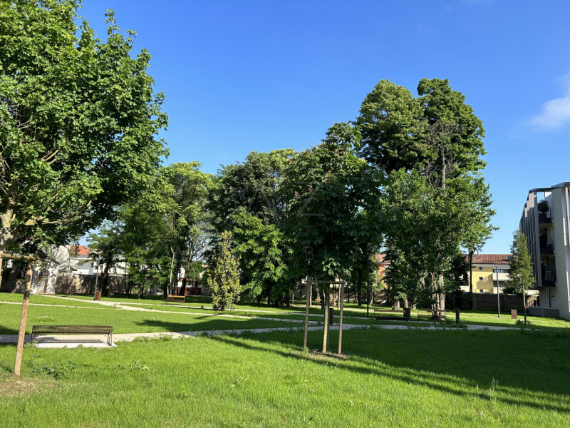 Proponiamo in vendita prestigiosa location dove poter svolgere la propria attività lavorativa in ...