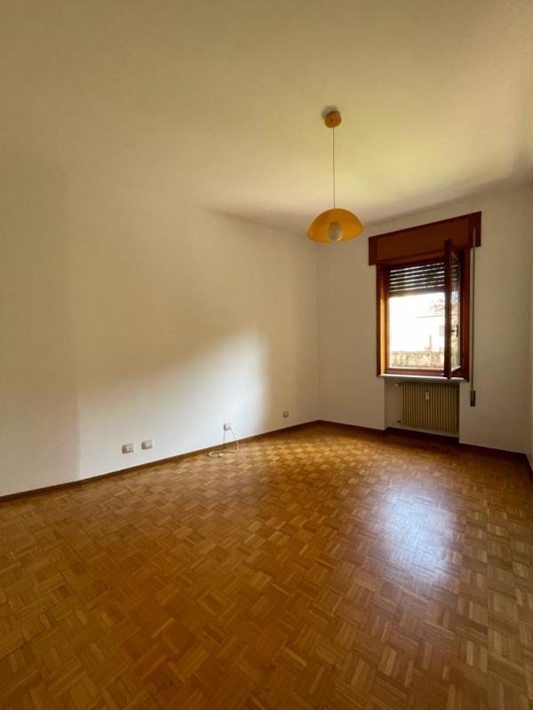 ZONA SAN MARCO: TRICAMERE AL PIANO PRIMO, 140 MQ, TRE CAMERE, UN BAGNO, AMPIO SALOTTO CON CAMINO,...