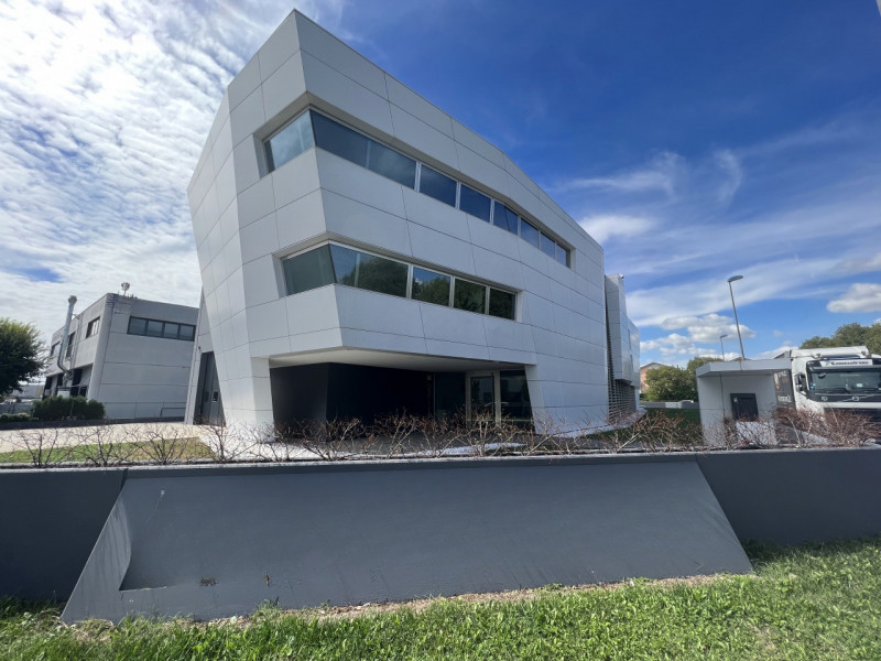 Nel cuore della zona industriale di Mestrino, a pochi passi dal centro e dai principali servizi, ...