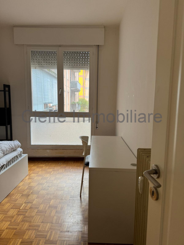 Quadrilocale al 2° piano con ascensore, situato nella vivace zona di San Carlo a Padova. Disponib...