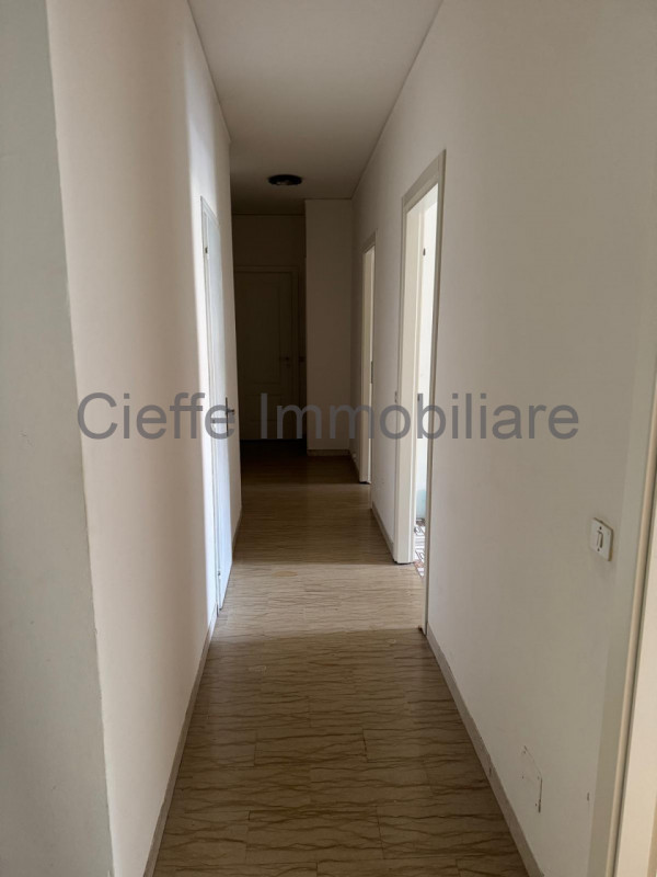 Quadrilocale al 2° piano con ascensore, situato nella vivace zona di San Carlo a Padova. Disponib...