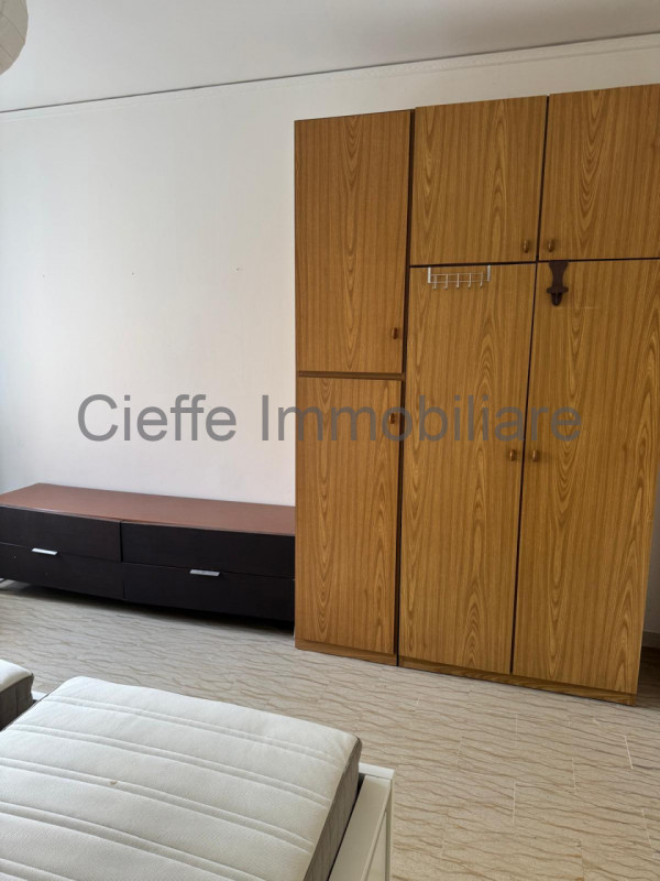 Quadrilocale al 2° piano con ascensore, situato nella vivace zona di San Carlo a Padova. Disponib...