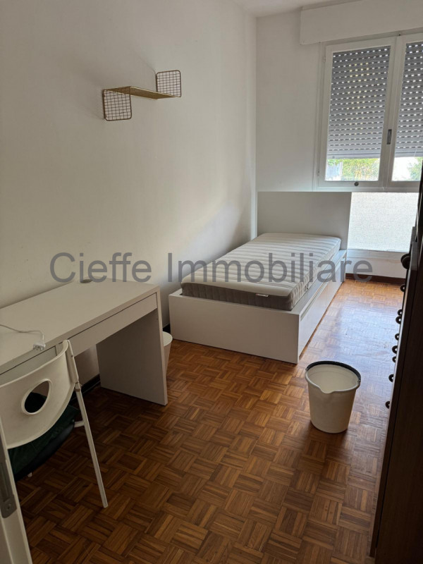 Quadrilocale al 2° piano con ascensore, situato nella vivace zona di San Carlo a Padova. Disponib...