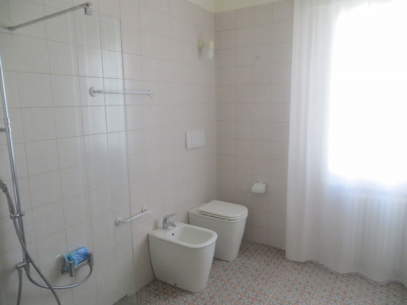 In una bellissima e recentissima ristrutturazione di una bifamiliare sovrapposta si affitta a ref...