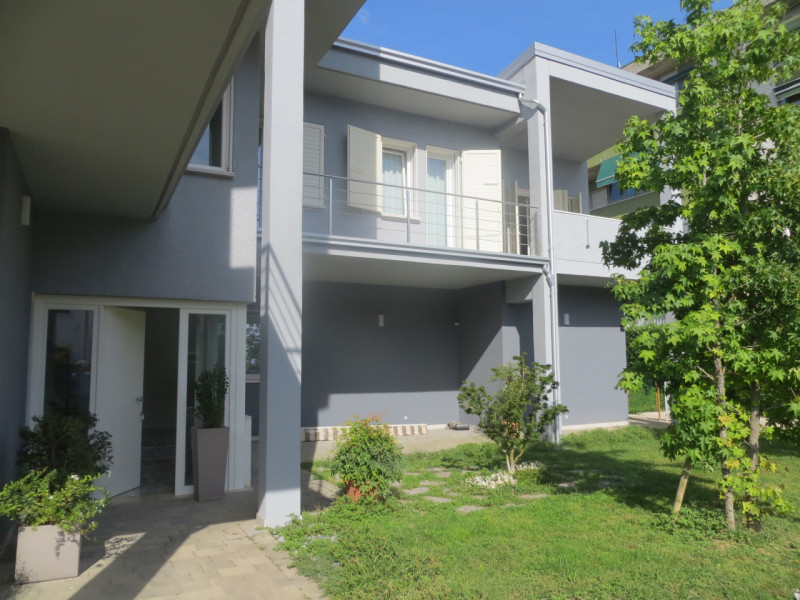 In una bellissima e recentissima ristrutturazione di una bifamiliare sovrapposta si affitta a ref...