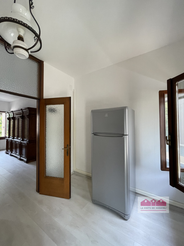 VICENZA EST: LUMINOSO TRICAMERE SU DUE LIVELLI IN ZONA TRANQUILLA E LONTANA DAL TRAFFICO, ARREDAT...