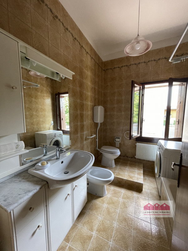 VICENZA EST: LUMINOSO TRICAMERE SU DUE LIVELLI IN ZONA TRANQUILLA E LONTANA DAL TRAFFICO, ARREDAT...