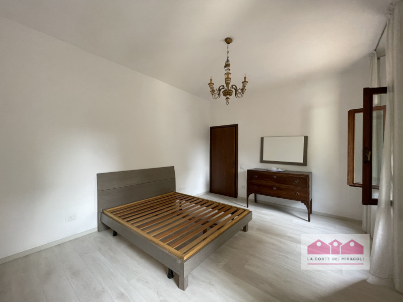 VICENZA EST: LUMINOSO TRICAMERE SU DUE LIVELLI IN ZONA TRANQUILLA E LONTANA DAL TRAFFICO, ARREDAT...