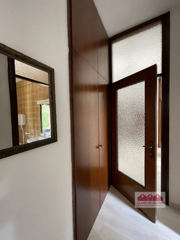 VICENZA EST: LUMINOSO TRICAMERE SU DUE LIVELLI IN ZONA TRANQUILLA E LONTANA DAL TRAFFICO, ARREDAT...