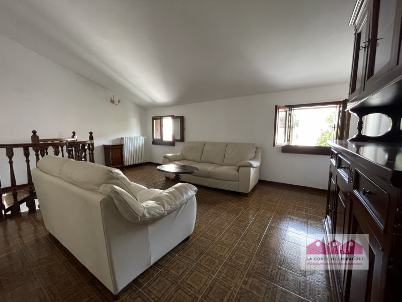 VICENZA EST: LUMINOSO TRICAMERE SU DUE LIVELLI IN ZONA TRANQUILLA E LONTANA DAL TRAFFICO, ARREDAT...