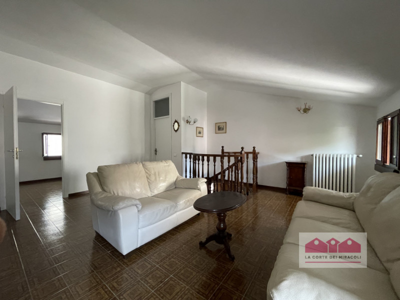 VICENZA EST: LUMINOSO TRICAMERE SU DUE LIVELLI IN ZONA TRANQUILLA E LONTANA DAL TRAFFICO, ARREDAT...