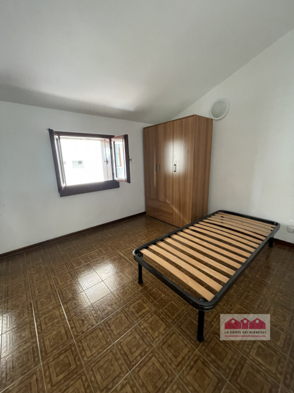 VICENZA EST: LUMINOSO TRICAMERE SU DUE LIVELLI IN ZONA TRANQUILLA E LONTANA DAL TRAFFICO, ARREDAT...