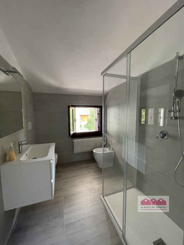 VICENZA EST: LUMINOSO TRICAMERE SU DUE LIVELLI IN ZONA TRANQUILLA E LONTANA DAL TRAFFICO, ARREDAT...