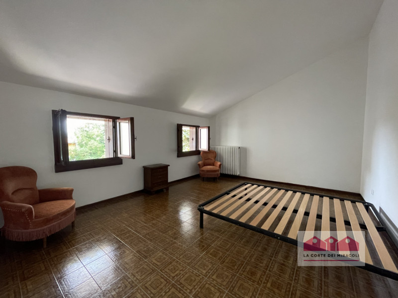 VICENZA EST: LUMINOSO TRICAMERE SU DUE LIVELLI IN ZONA TRANQUILLA E LONTANA DAL TRAFFICO, ARREDAT...