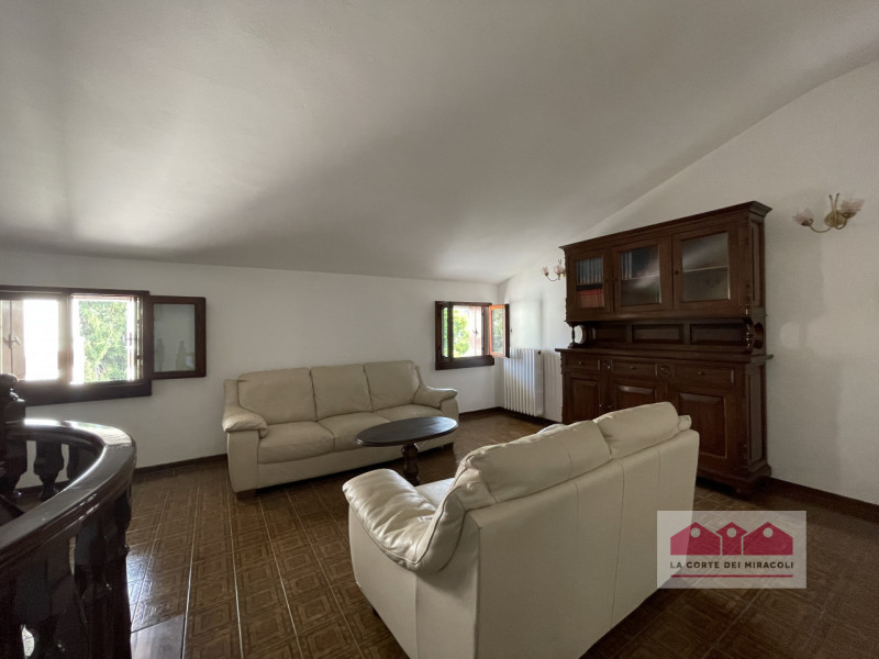 VICENZA EST: LUMINOSO TRICAMERE SU DUE LIVELLI IN ZONA TRANQUILLA E LONTANA DAL TRAFFICO, ARREDAT...