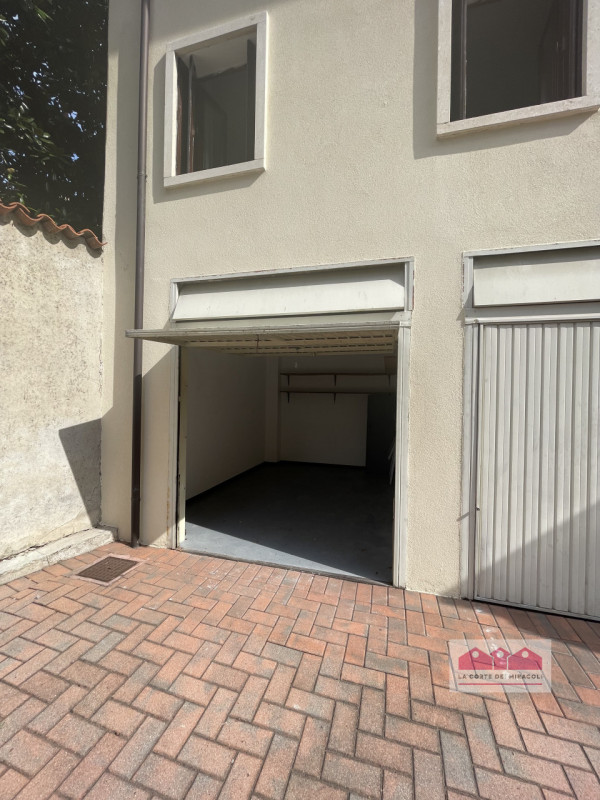 VICENZA EST: LUMINOSO TRICAMERE SU DUE LIVELLI IN ZONA TRANQUILLA E LONTANA DAL TRAFFICO, ARREDAT...