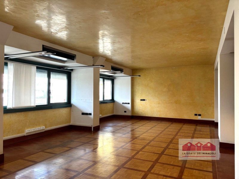 VIA LUSSEMBURGO: UFFICIO DI 165 MQ. SUDDIVISI IN INGRESSO, 3 VANI SEPARATI E UN GRANDE OPEN SPACE...