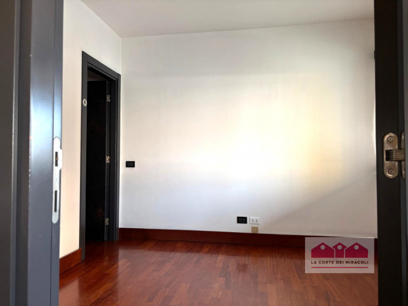 VIA LUSSEMBURGO: UFFICIO DI 165 MQ. SUDDIVISI IN INGRESSO, 3 VANI SEPARATI E UN GRANDE OPEN SPACE...