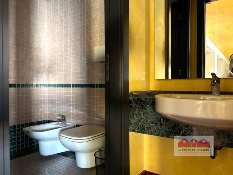 VIA LUSSEMBURGO: UFFICIO DI 165 MQ. SUDDIVISI IN INGRESSO, 3 VANI SEPARATI E UN GRANDE OPEN SPACE...