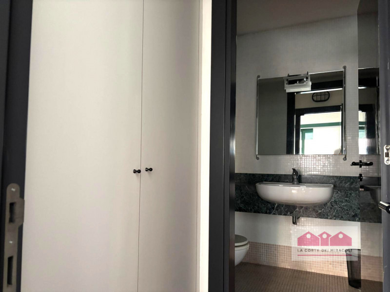 VIA LUSSEMBURGO: UFFICIO DI 165 MQ. SUDDIVISI IN INGRESSO, 3 VANI SEPARATI E UN GRANDE OPEN SPACE...