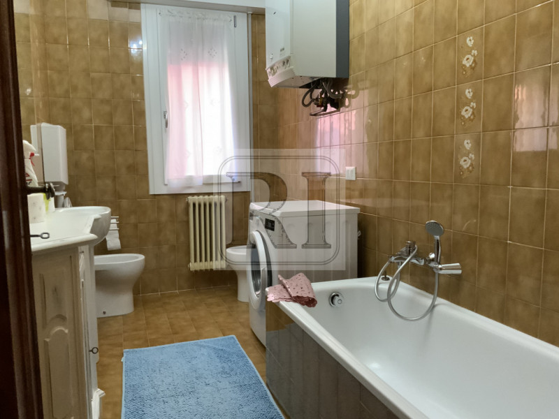 Scopri il tuo nuovo rifugio nel cuore di Limena! Questo splendido appartamento arredato, situato ...