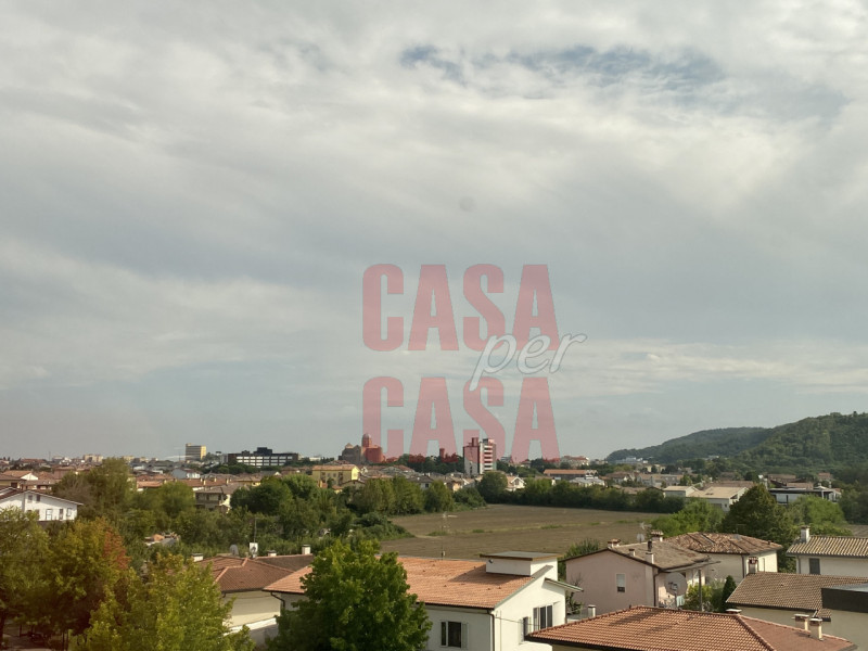 Rif A100 MONTEGROTTO TERME:
In una palazzina ben curata, a due passi dal centro di Abano,  vicino...