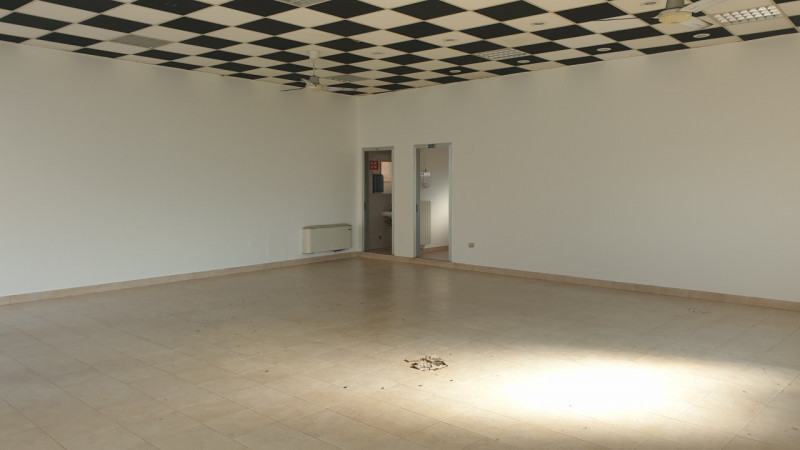 affittasi magazzino, di 100 mq nel centro di  Conselve completo di bagno di servizio e spogliatoi...