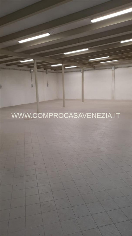 A due passi da Casale Sul Sile in area produttiva artigianale prossima a tutti i servizi offriamo...