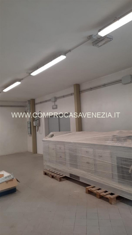A due passi da Casale Sul Sile in area produttiva artigianale prossima a tutti i servizi offriamo...