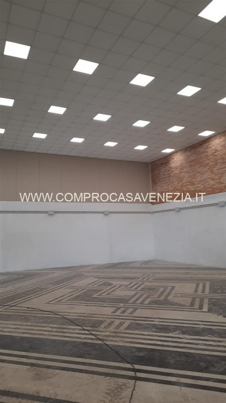 A due passi da Casale Sul Sile in area produttiva artigianale prossima a tutti i servizi offriamo...