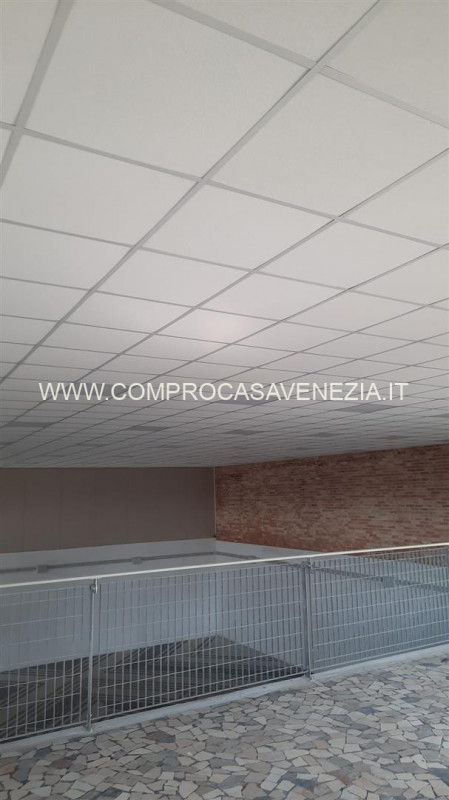A due passi da Casale Sul Sile in area produttiva artigianale prossima a tutti i servizi offriamo...