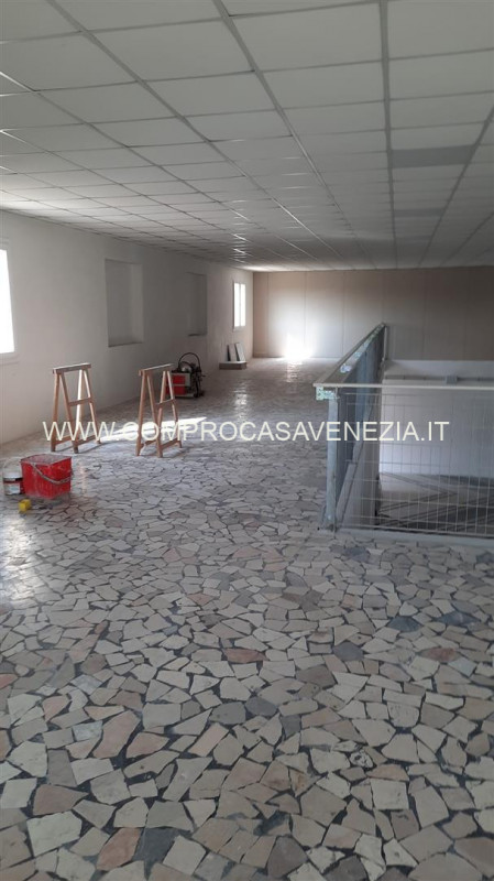 A due passi da Casale Sul Sile in area produttiva artigianale prossima a tutti i servizi offriamo...