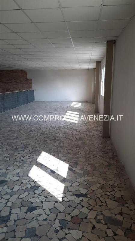 A due passi da Casale Sul Sile in area produttiva artigianale prossima a tutti i servizi offriamo...