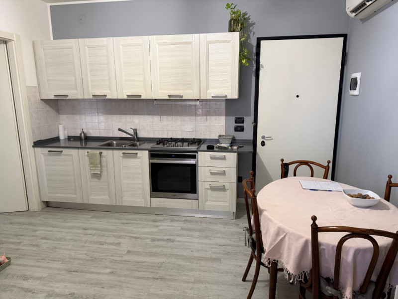 VICENZA OVEST: GRAZIOSO MINI APPARTAMENTO ARREDATO CON TERRAZZA ABITABILE E POSTO AUTO. EURO 110....