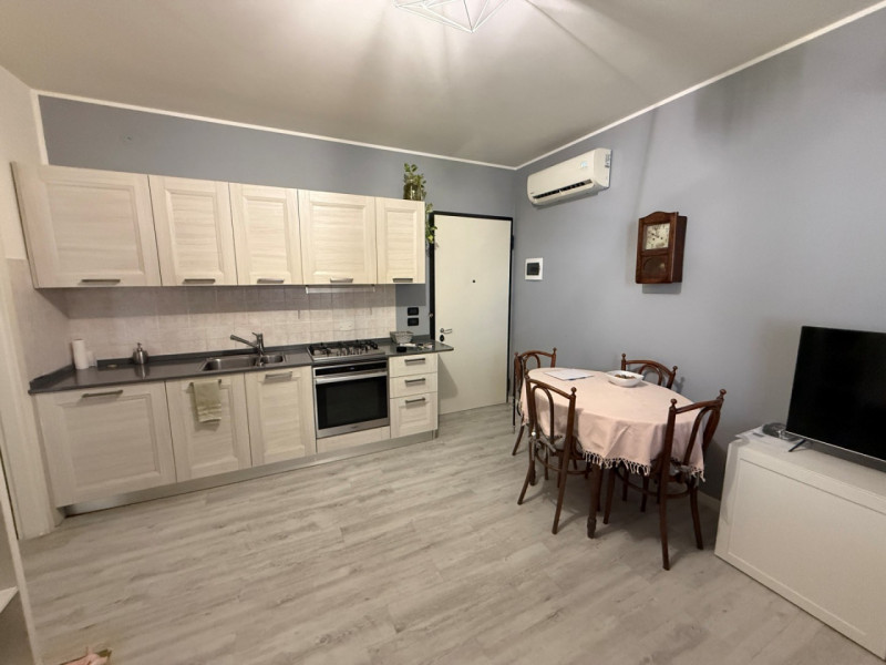 VICENZA OVEST: GRAZIOSO MINI APPARTAMENTO ARREDATO CON TERRAZZA ABITABILE E POSTO AUTO. EURO 110....