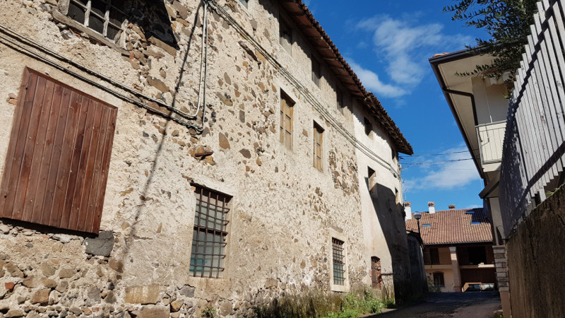 In zona collinare, ma a pochi minuti dal centro, proponiamo casa affiancata di corte su due livel...