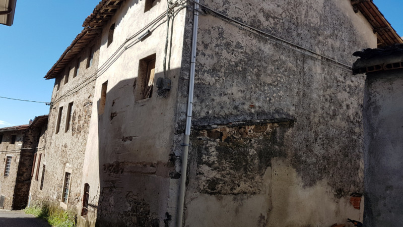 In zona collinare, ma a pochi minuti dal centro, proponiamo casa affiancata di corte su due livel...