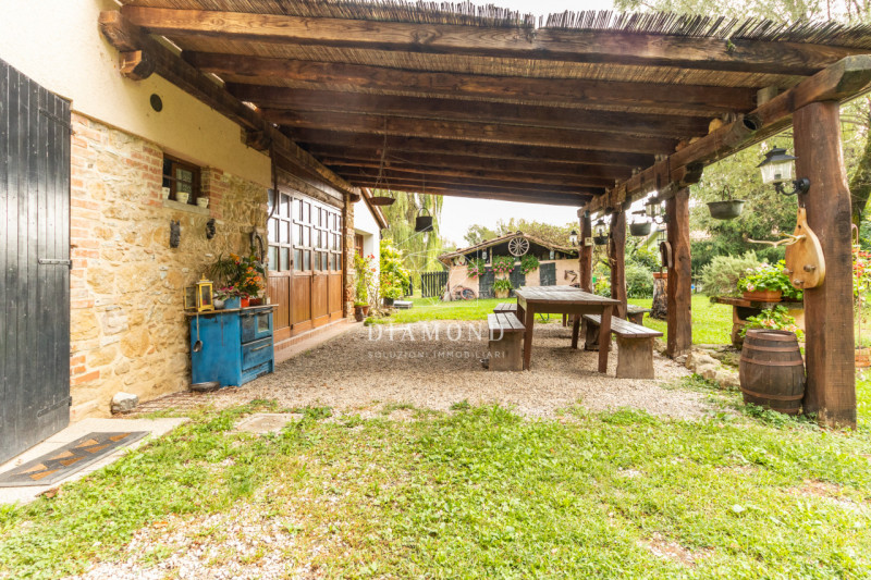 Monfumo versante nord:  casale tipico della zona, isolato ed immerso nel verde, con destinazione ...