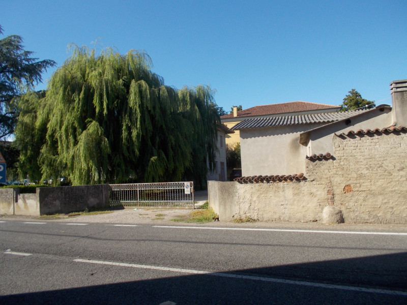 Al centro del paese CASA singola composta al piano terra da un ampio magazzino nel retro e da un ...