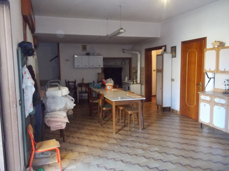 Al centro del paese CASA singola composta al piano terra da un ampio magazzino nel retro e da un ...