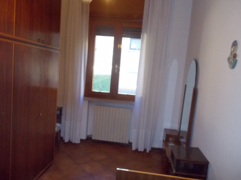 Al centro del paese CASA singola composta al piano terra da un ampio magazzino nel retro e da un ...