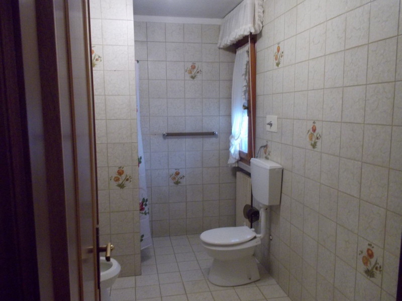 Al centro del paese CASA singola composta al piano terra da un ampio magazzino nel retro e da un ...