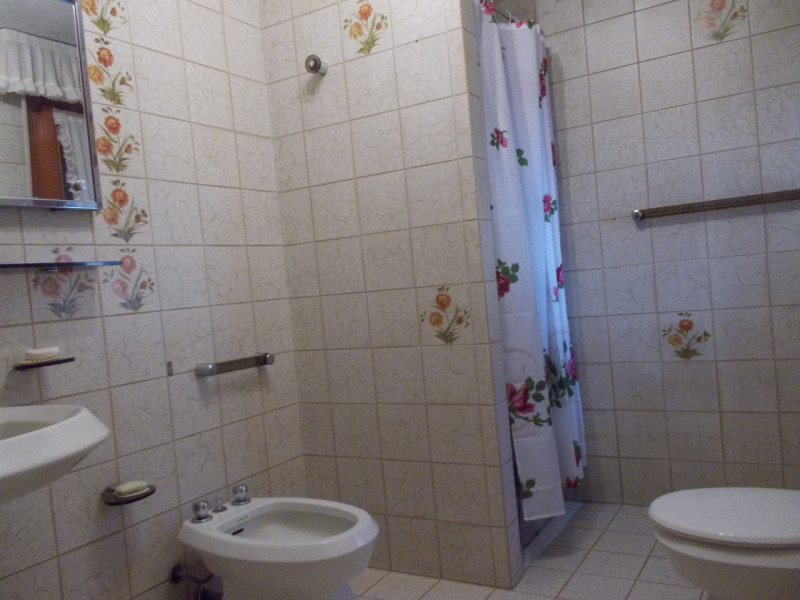 Al centro del paese CASA singola composta al piano terra da un ampio magazzino nel retro e da un ...