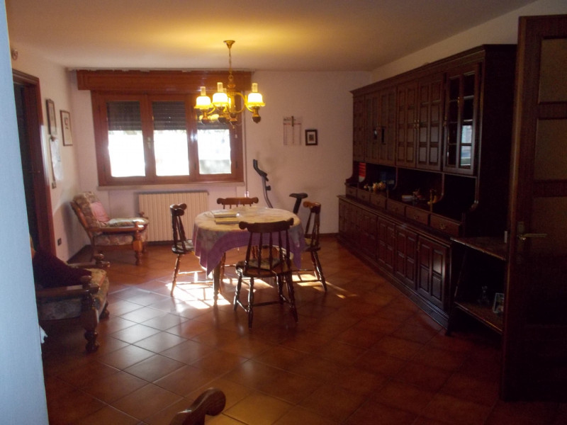 Al centro del paese CASA singola composta al piano terra da un ampio magazzino nel retro e da un ...