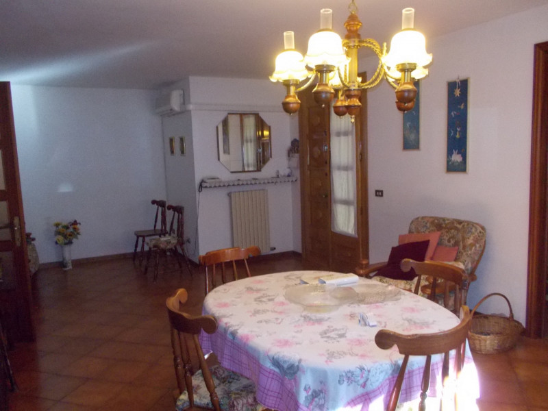 Al centro del paese CASA singola composta al piano terra da un ampio magazzino nel retro e da un ...