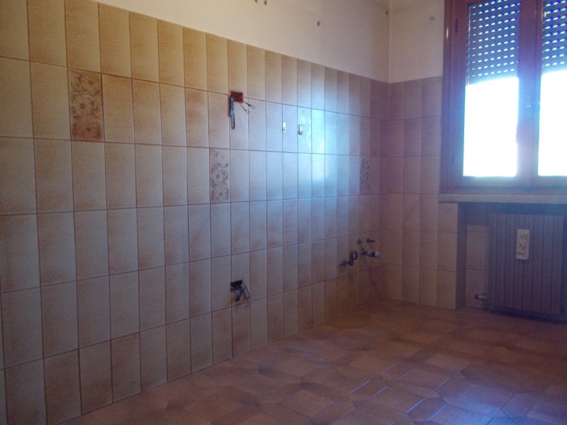 Al centro del paese CASA singola composta al piano terra da un ampio magazzino nel retro e da un ...